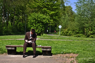 Homme d'affaires en train de travailler dans un parc